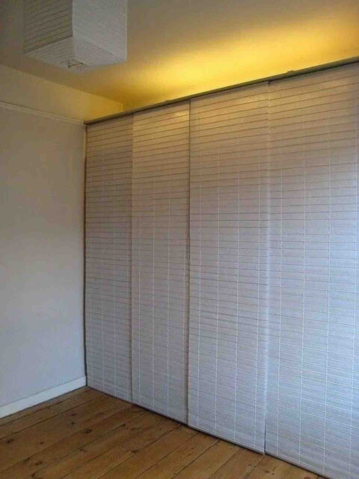 Tapar estantería con estor. / foto: Pinterest