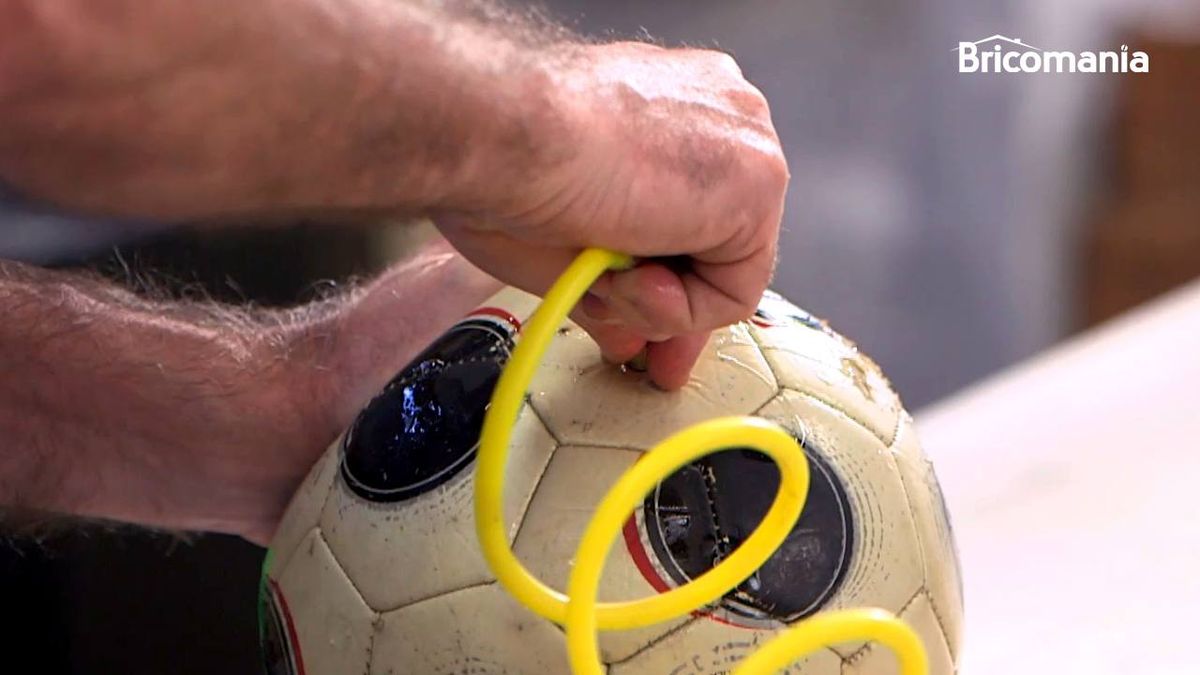 Persona reparando un balón pinchado