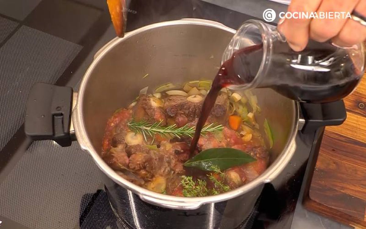 Añade el vino y llévalo a ebullición