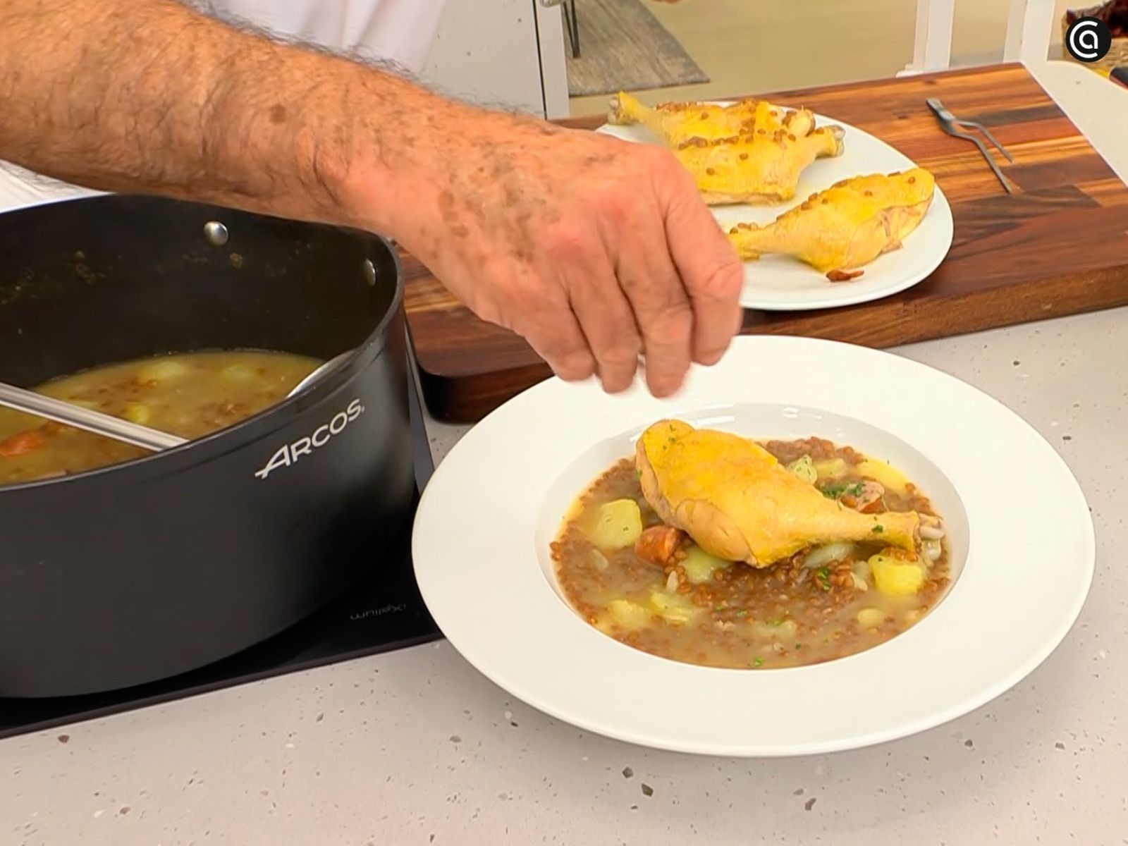 Sirve el guiso de trigo con pollo y espolvorea perejil picado
