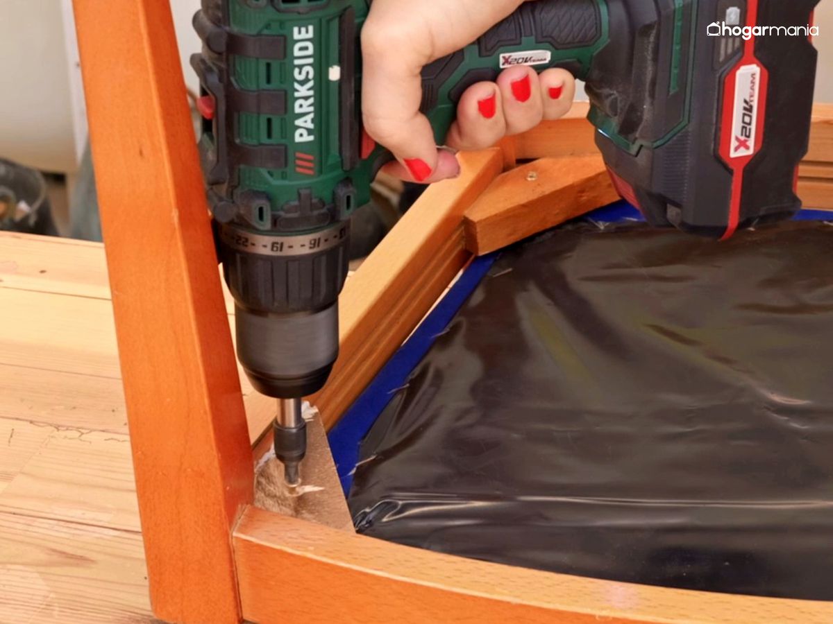 Desmonta el asiento de la silla para poder pintar y tapizar mejor