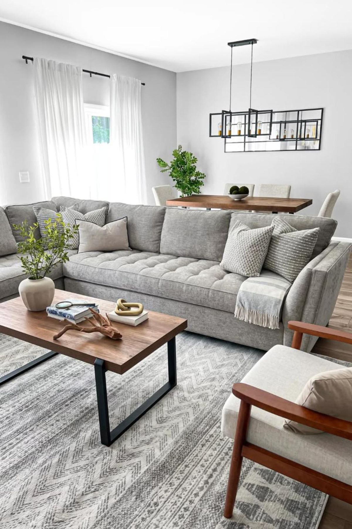 Salón comedor de estilo industrial con lámparas colgantes.