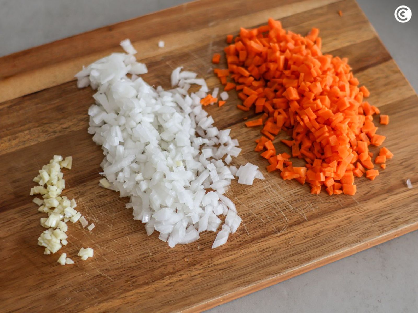 Verduras picadas para hacer arroz de coliflor Verduras picadas para hacer arroz de coliflor
