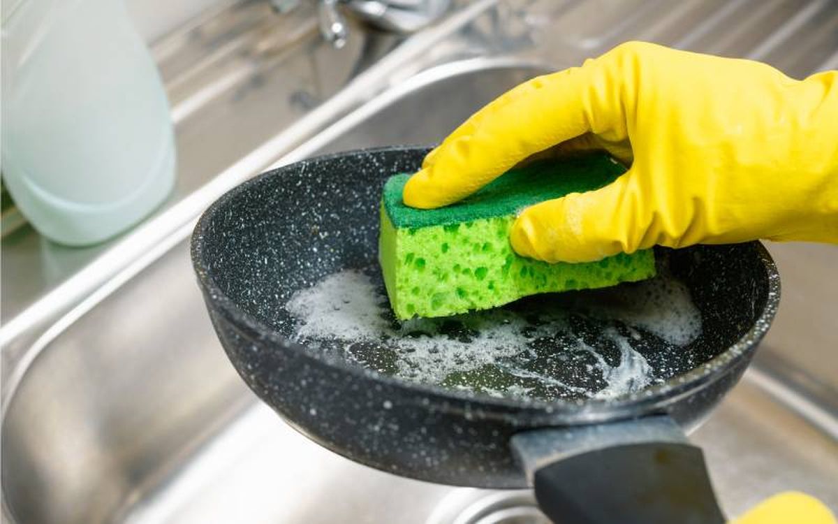 Lava tu sartén usando el lado suave del estropajo