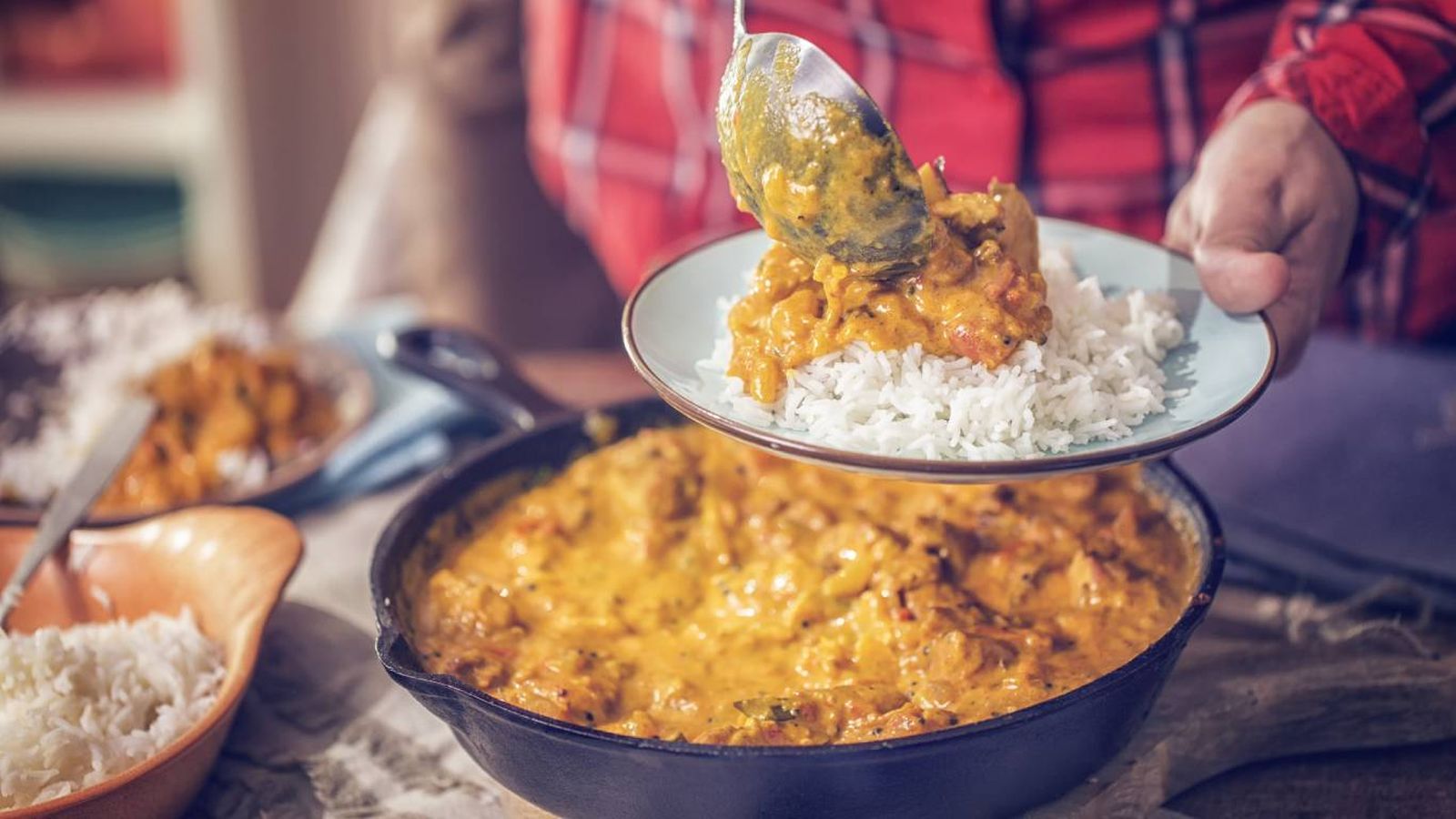 El curry se disfruta mejor acompañado de arroz basmati o pan naan.