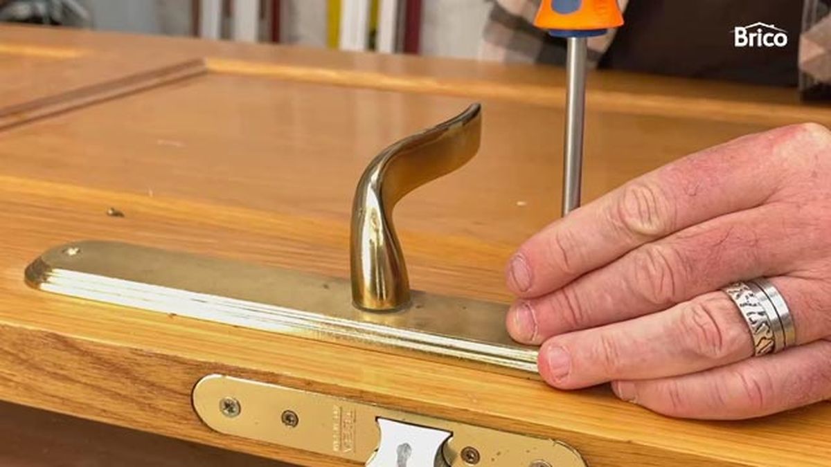 Como pintar una puerta de madera con pistola paso 1