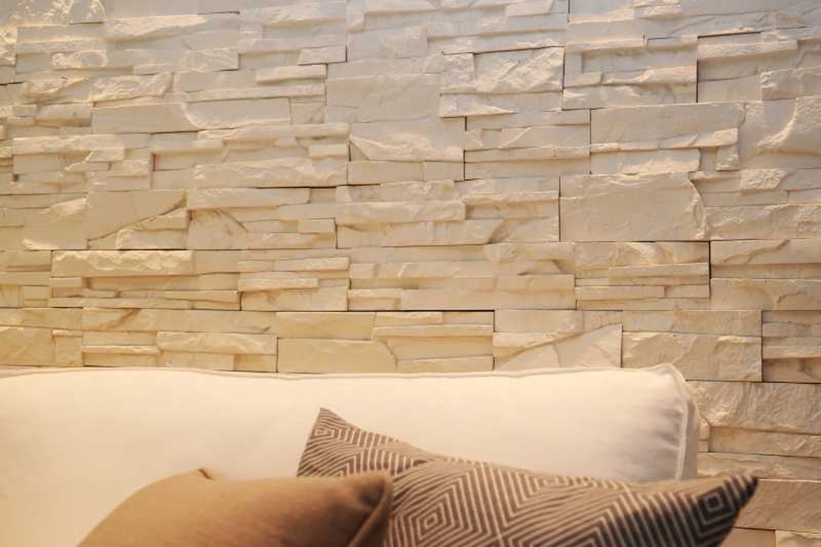 Salón con pared de ladrillo de piedra.