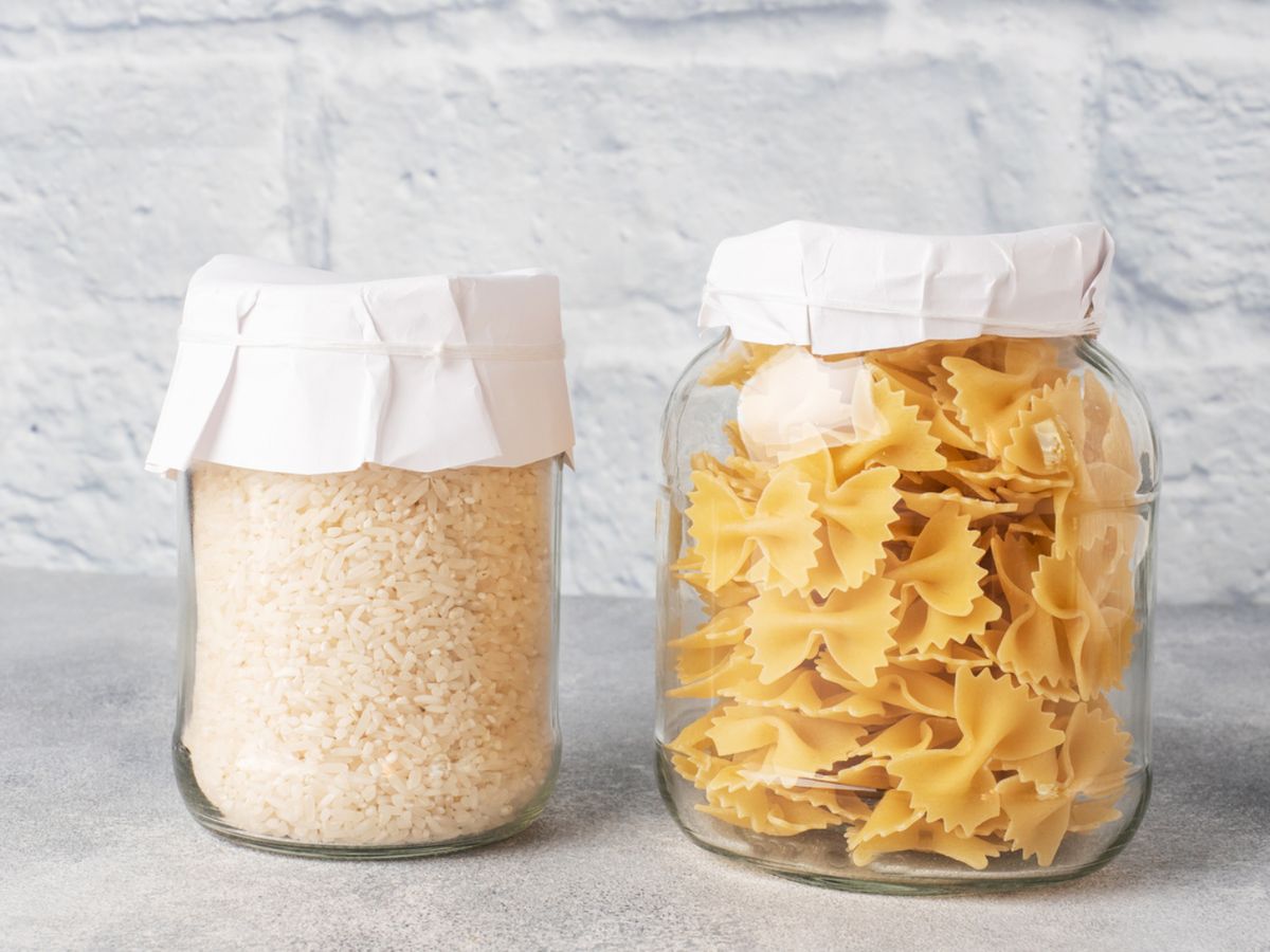 Conservar el arroz y la pasta en tarros ayuda a mantenerlos frescos y siempre a mano.