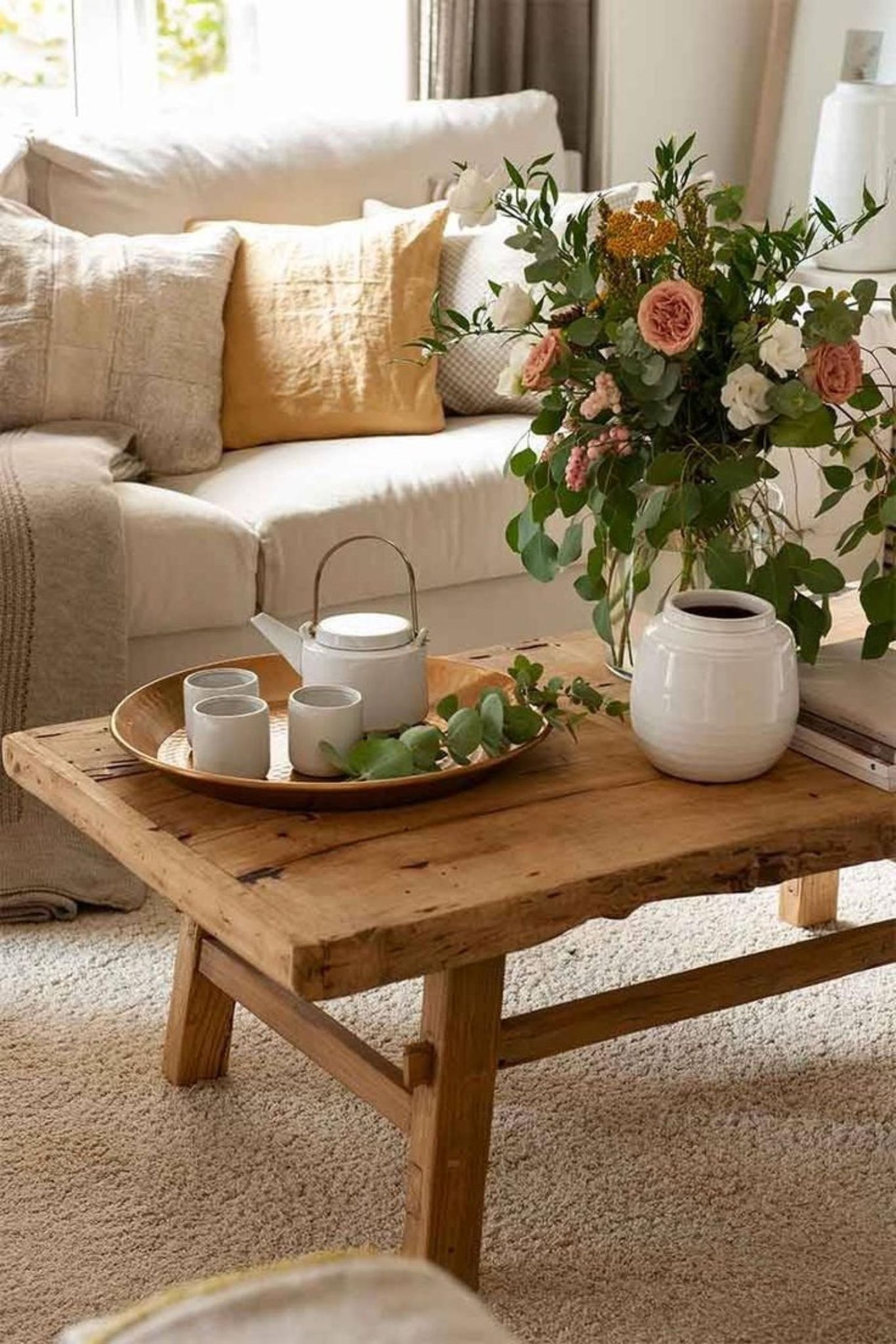 Mesa de madera en el salón con decoración primaveral. Mesa de madera en el salón con decoración primaveral.