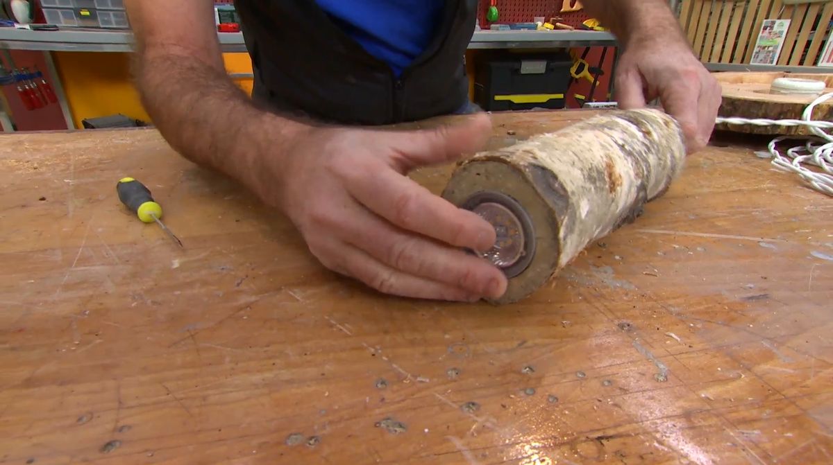 Lámpara con troncos y ramas de madera paso 7