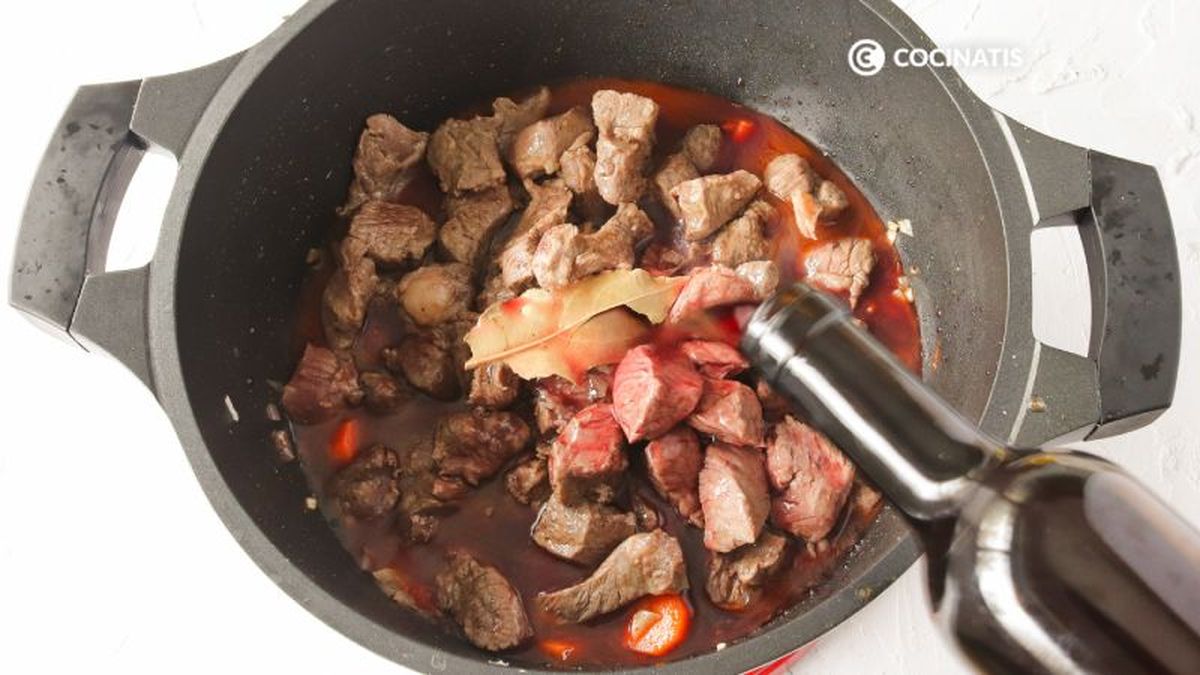 Agregamos el vino tinto al sofrito