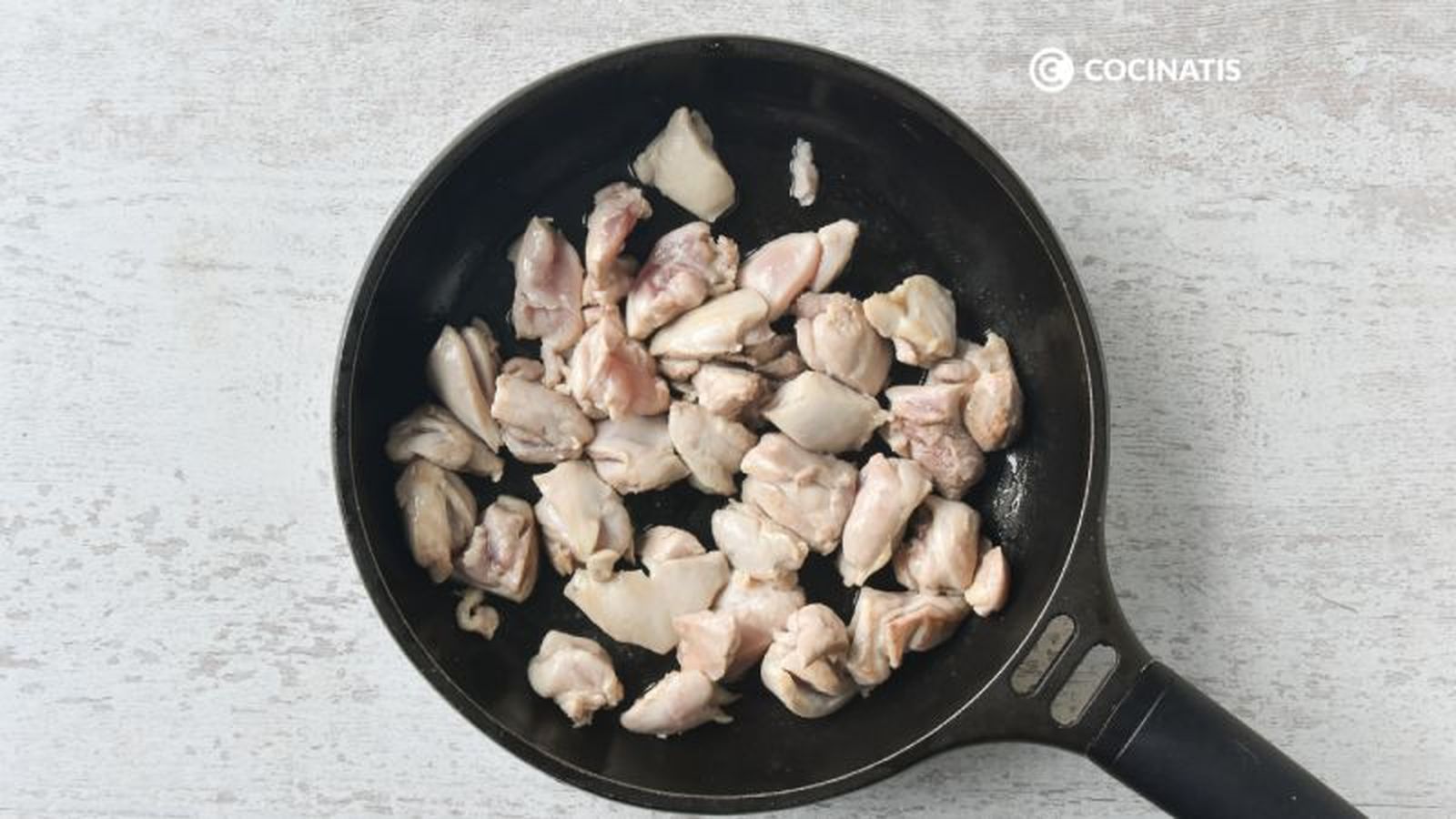 Doramos el pollo en una sartén