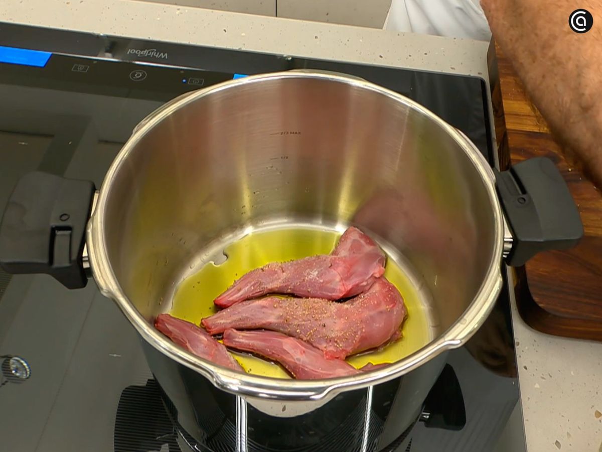 Sella las paletillas de conejo a fuego medio hasta que estén doradas por fuera