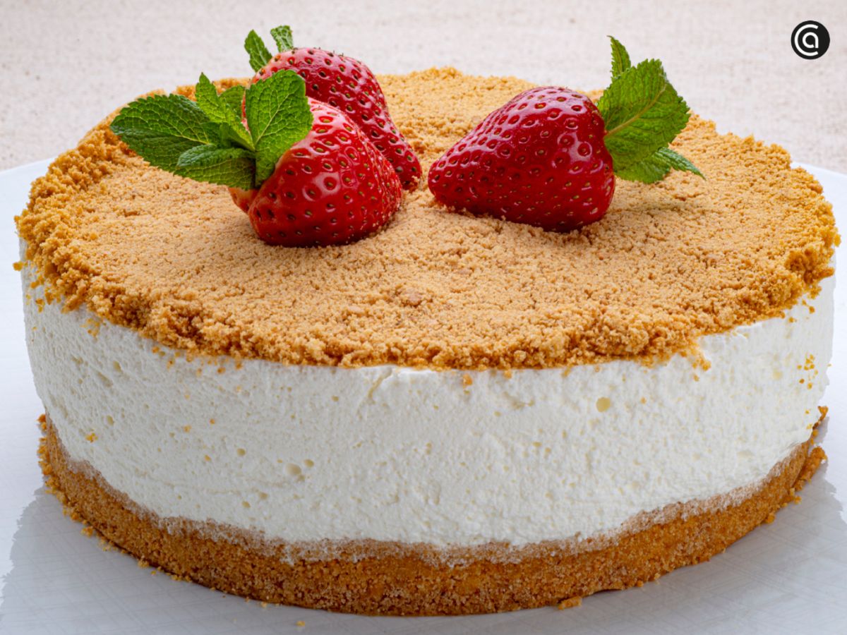 Tarta serradura portuguesa, con galletas y nata montada.