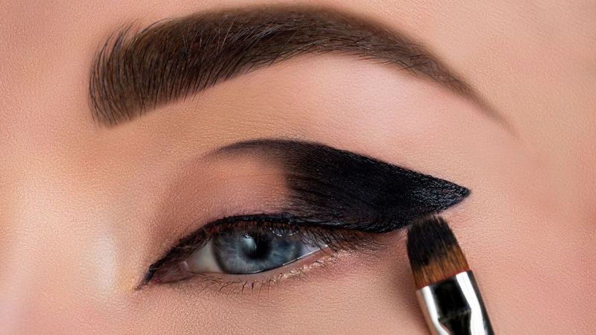 Aplicación de la sombra de ojos negra