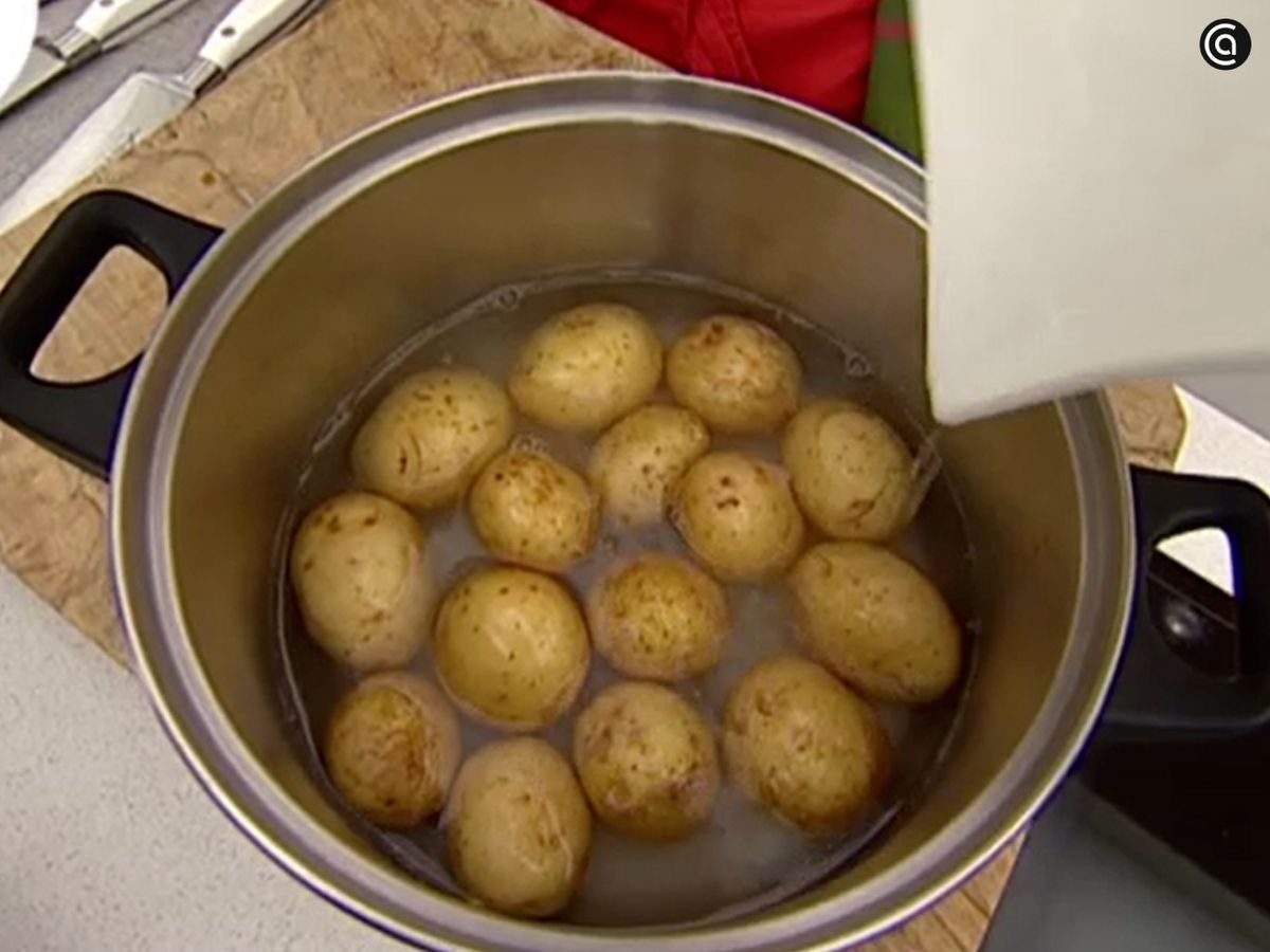 Cuece las patatas con sal y limón y deja que reposen hasta que se arruguen