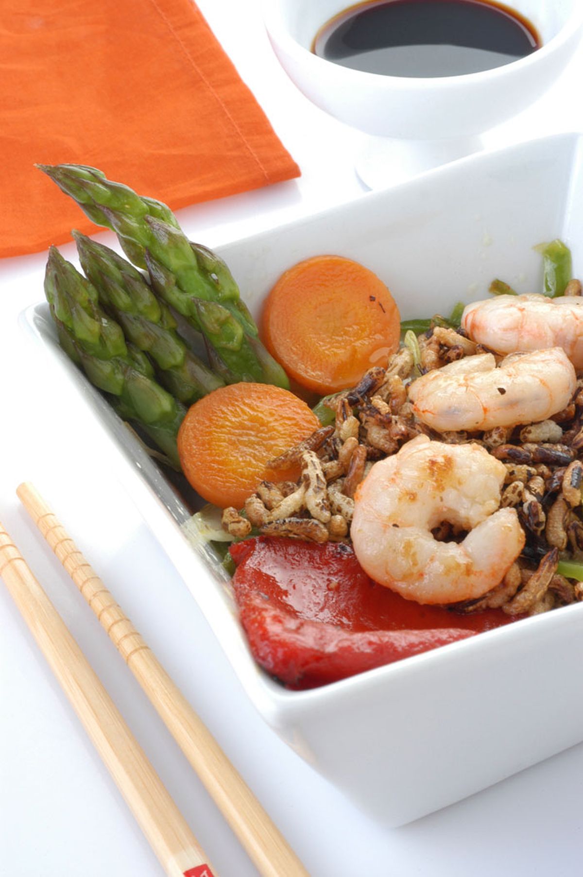 Arroz frito con verduras y gambas