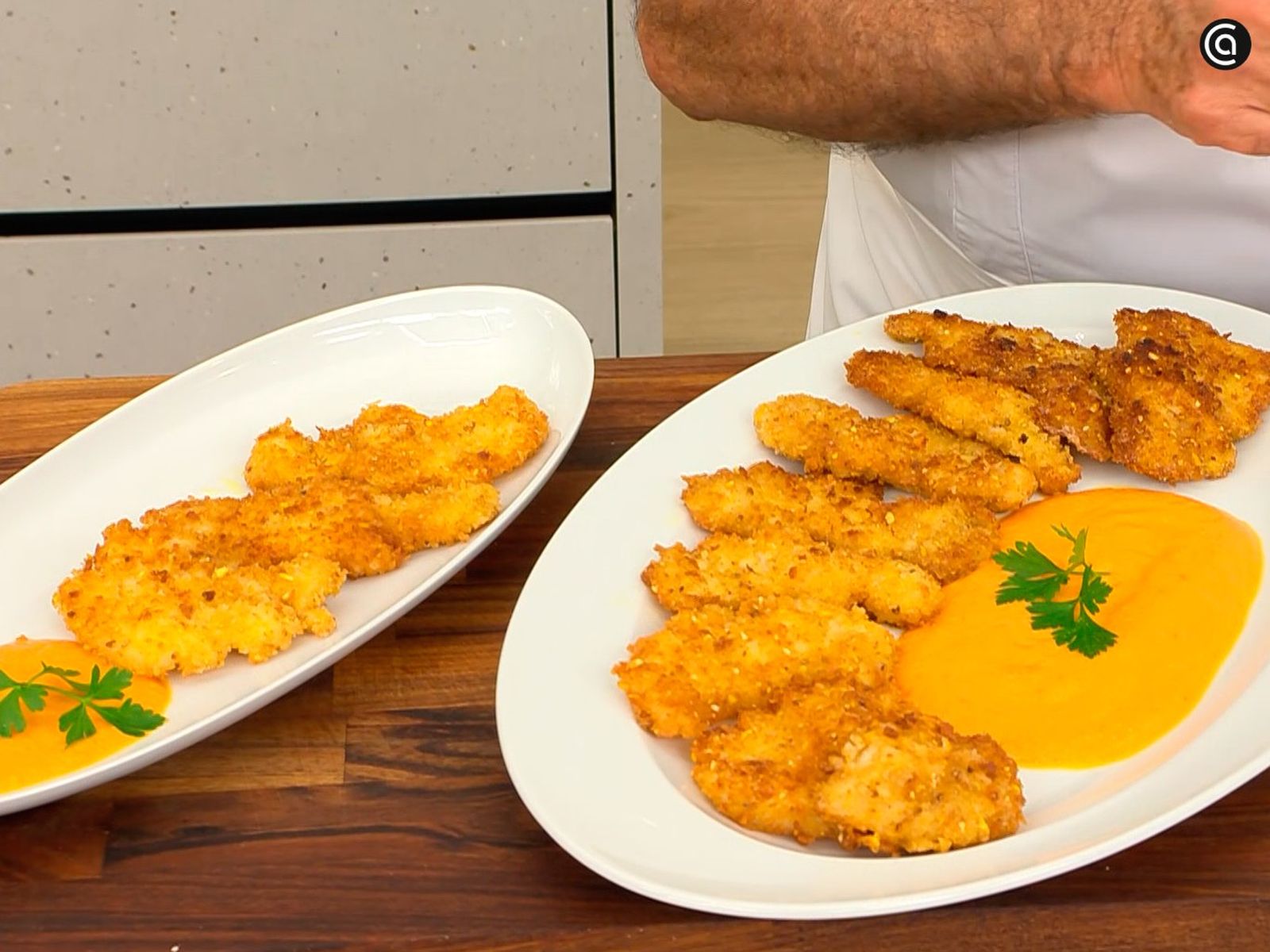 Rape empanado con salsa de pimiento, decorado con perejil Rape empanado con salsa de pimiento, decorado con perejil