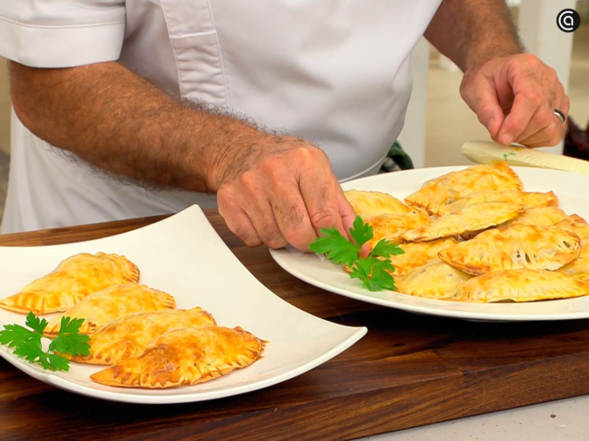 Decora las empanadillas de carne con pasas con una hoja de perejil