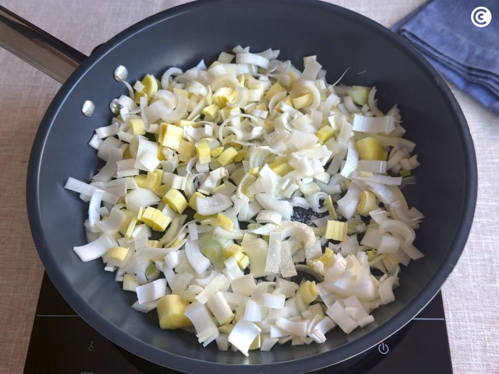 Pochar los puerros para el pastel de pescado