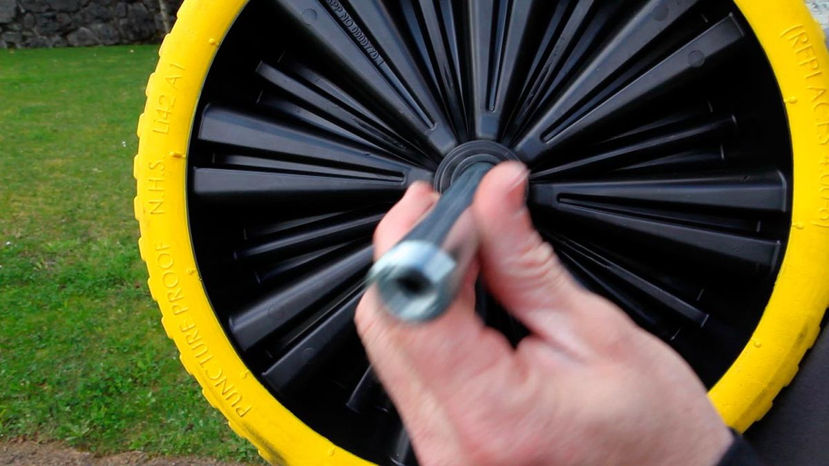 Cambiar rueda de carretilla paso 6