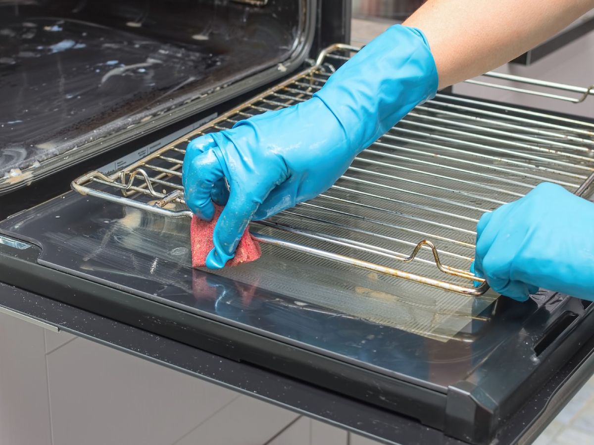 La sal, con su efecto exfoliante, ayuda a desprender la suciedad del horno