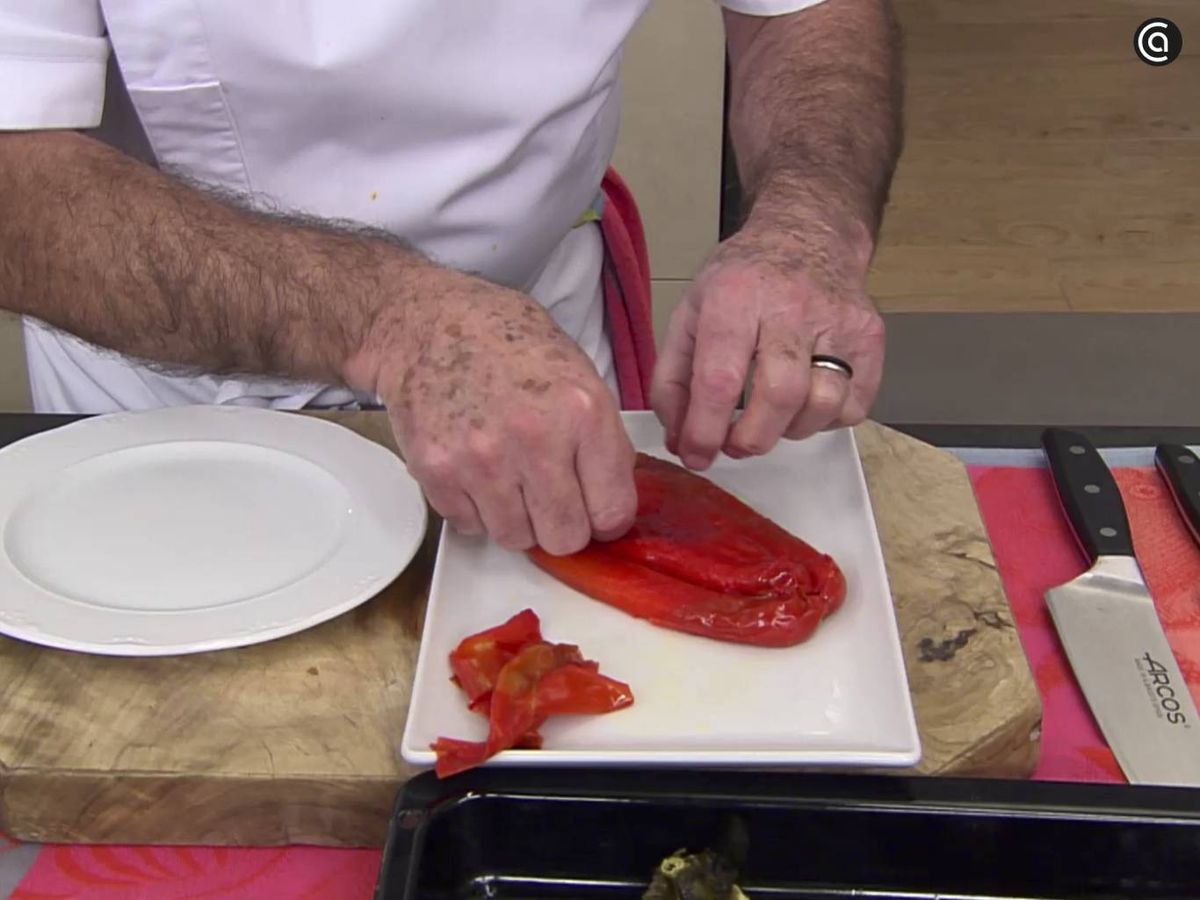 Una vez asados los pimientos se pelan y cortan en tiras. El jugo se reserva para incorporar al final del guiso.