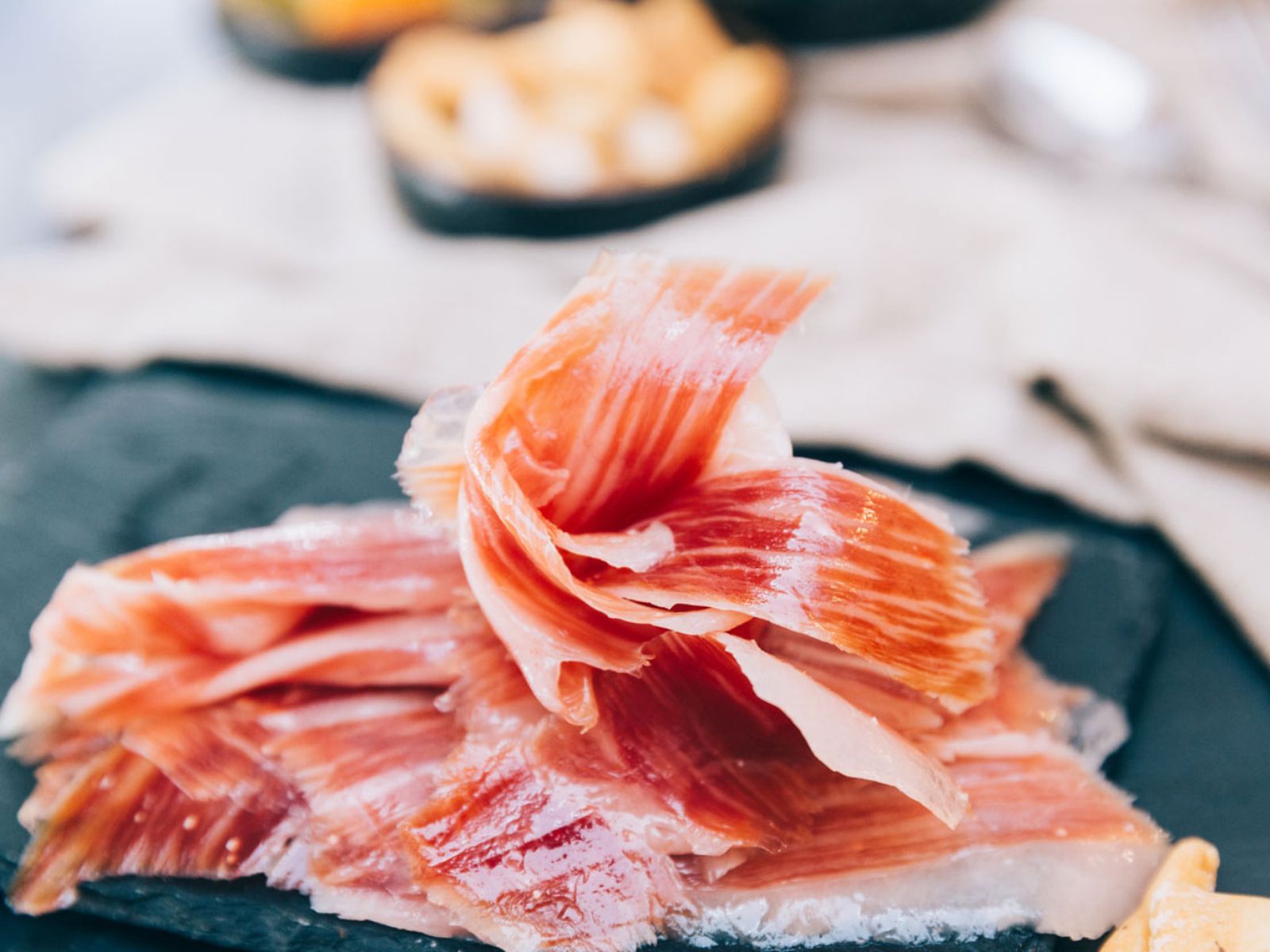 Un buen jamón ibérico, el toque perfecto para coronar un salmorejo cordobés tradicional. Un buen jamón ibérico, el toque perfecto para coronar un salmorejo cordobés tradicional.