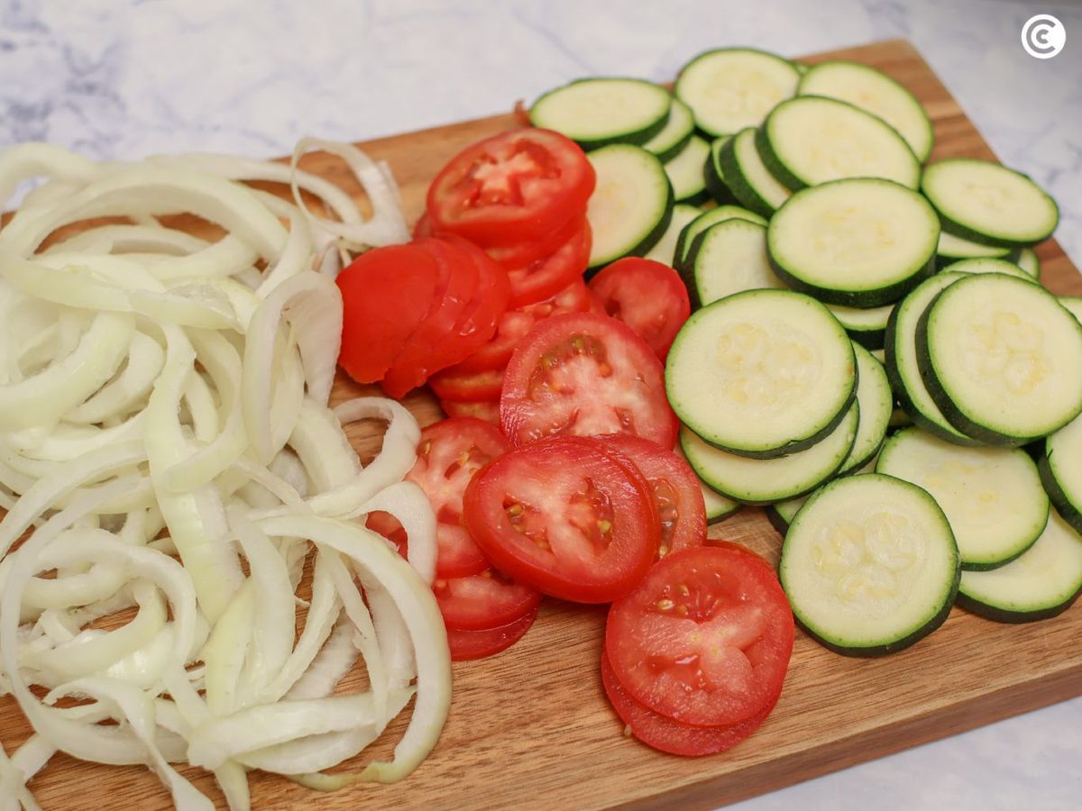 Cortar las verduras en láminas para el tian de verduras