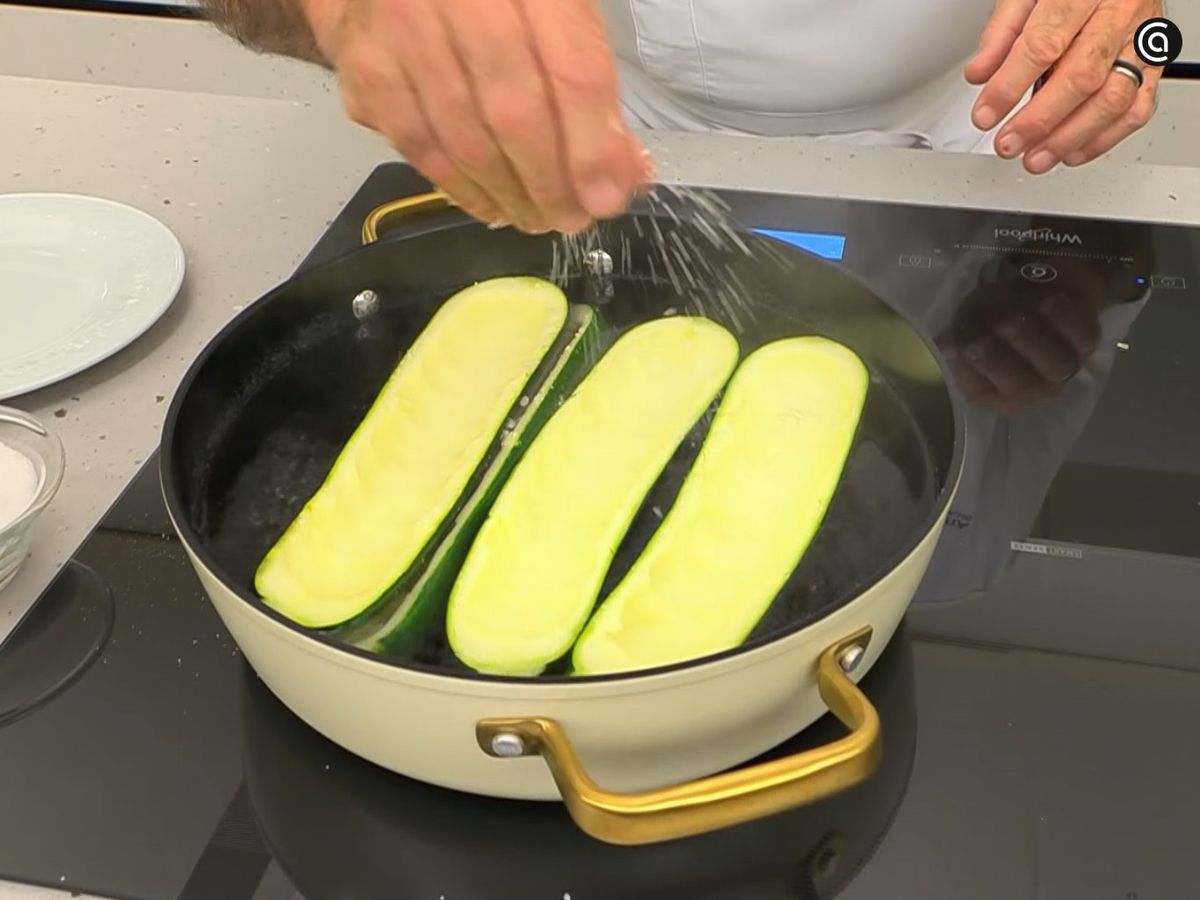 Pon los calabacines a cocer en agua