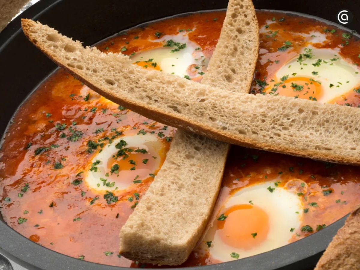 La salsa de tomate casera es la clave de estos huevos entomatados, un clásico mediterráneo.