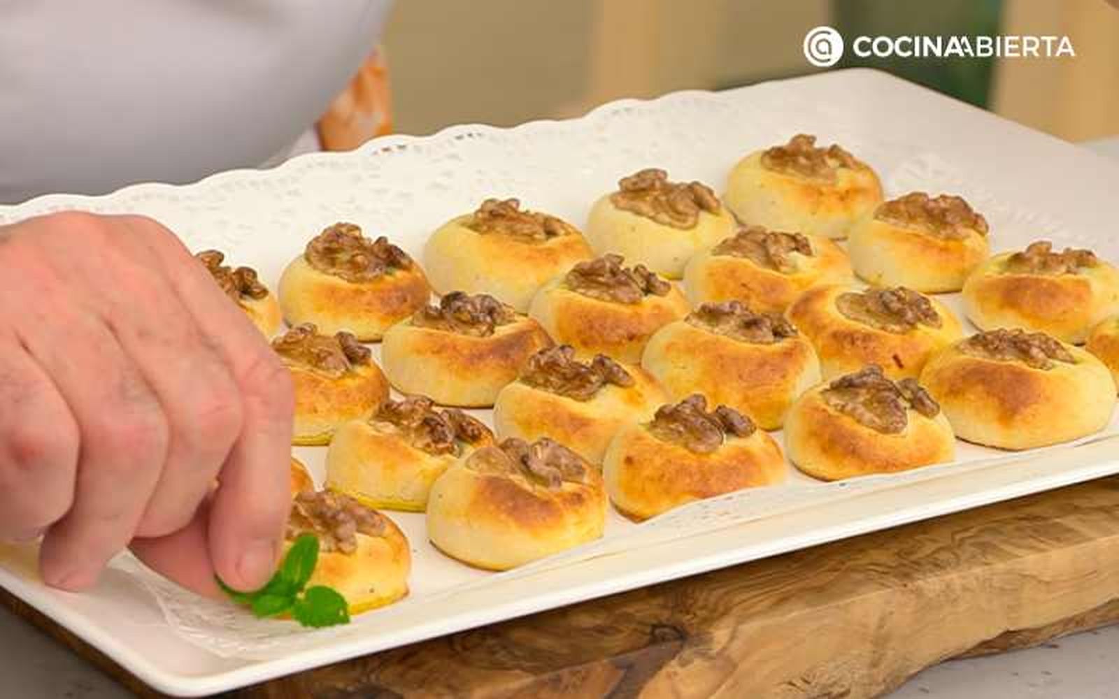 Decora los mazapanes con nueces Decora los mazapanes con nueces