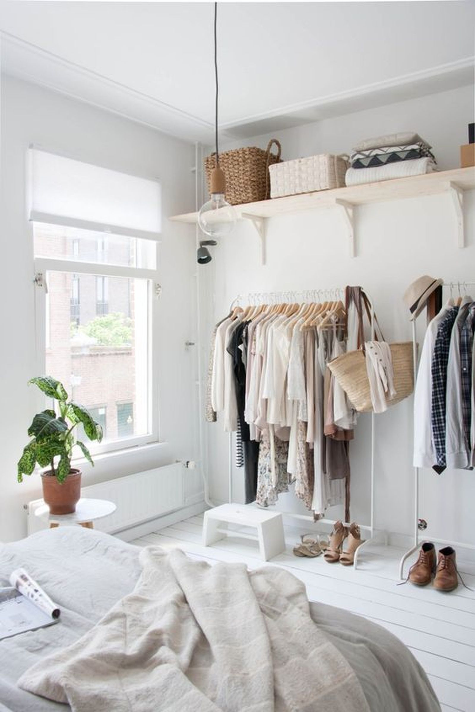Dormitorio con vestidor pequeño con burros y baldas. Dormitorio con vestidor pequeño con burros y baldas.