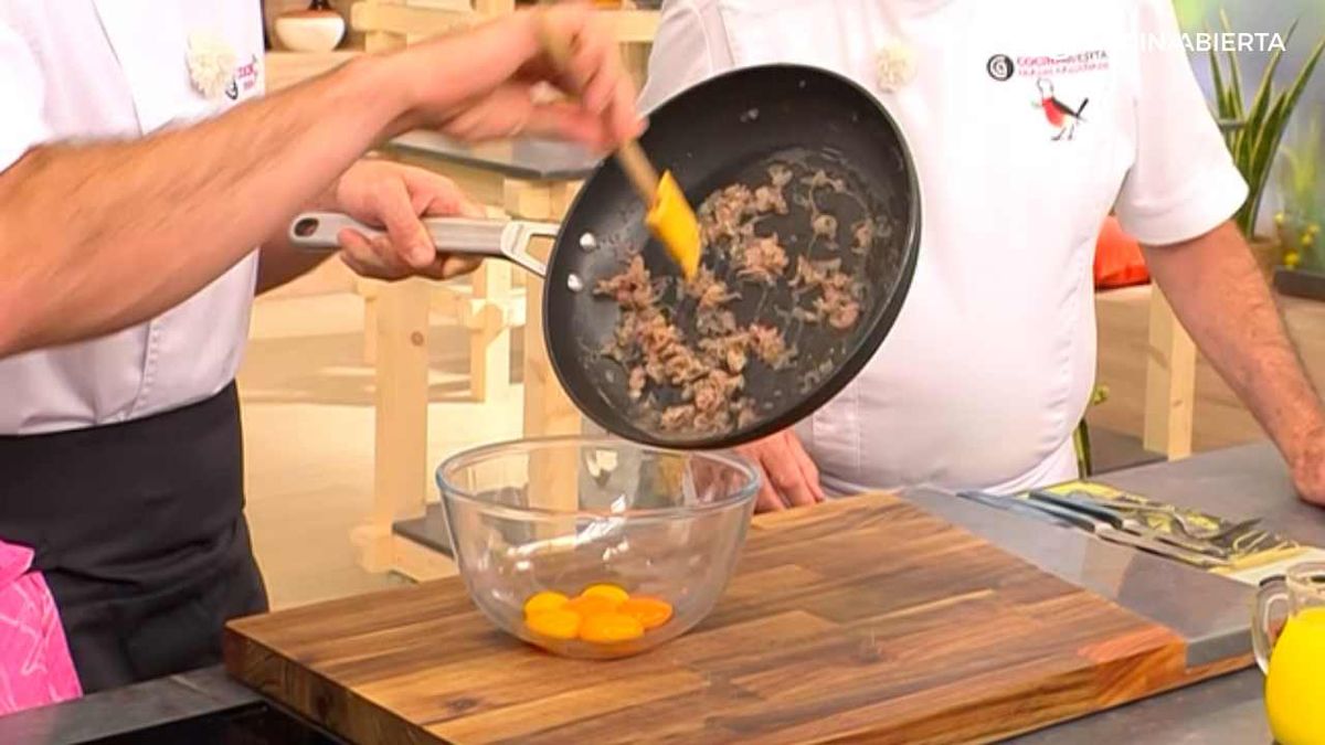 Mezcla los ingredientes para hacer la salsa bearnesa