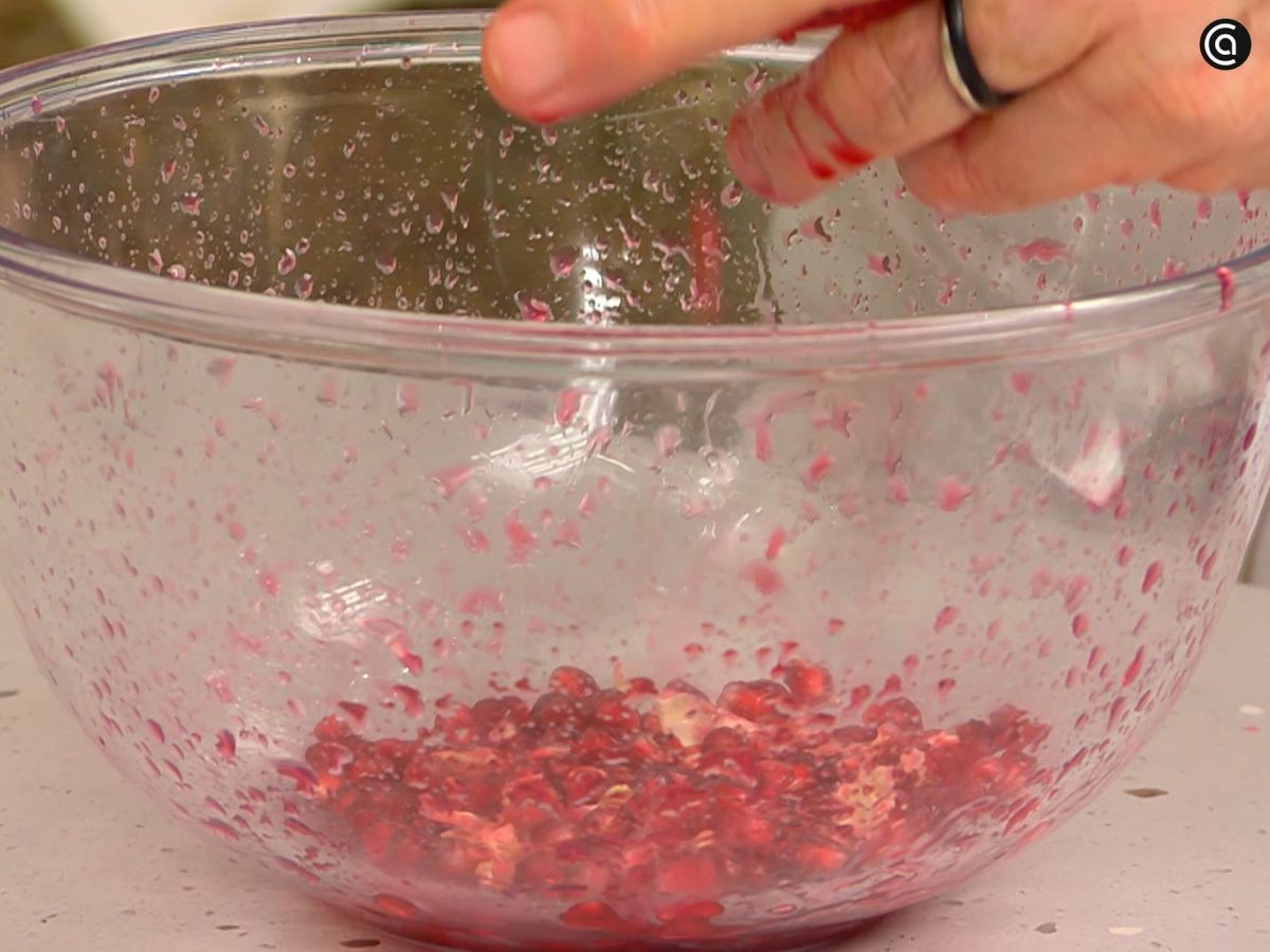 Desgrana la granada y reserva los granos