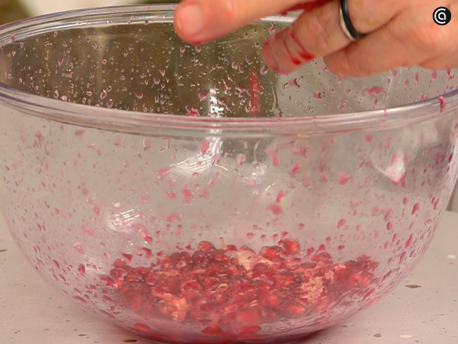 Desgrana la granada y reserva los granos