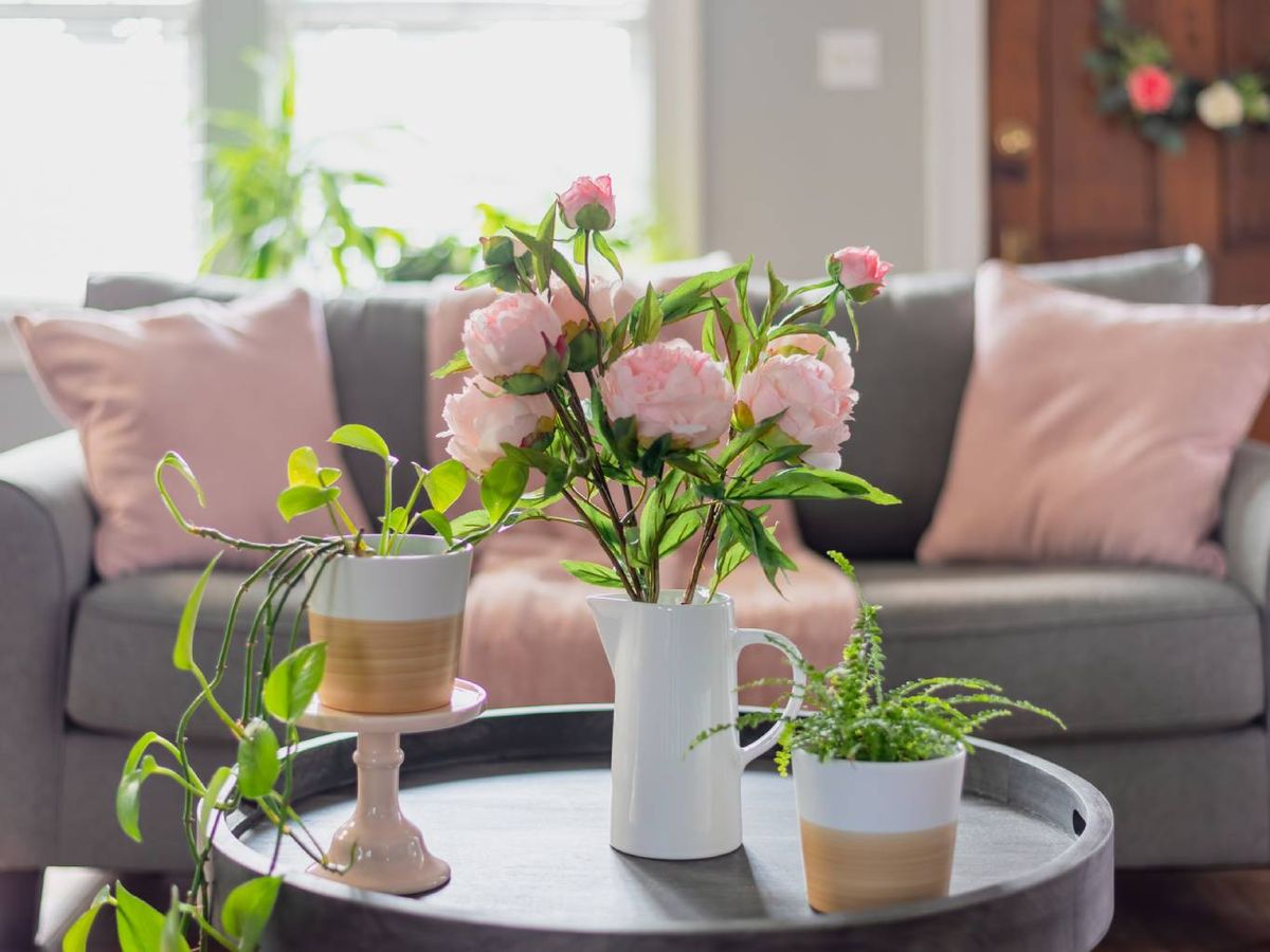 El rosa es un tono suave y cálido que aporta delicadeza y romanticismo a cualquier ambiente.