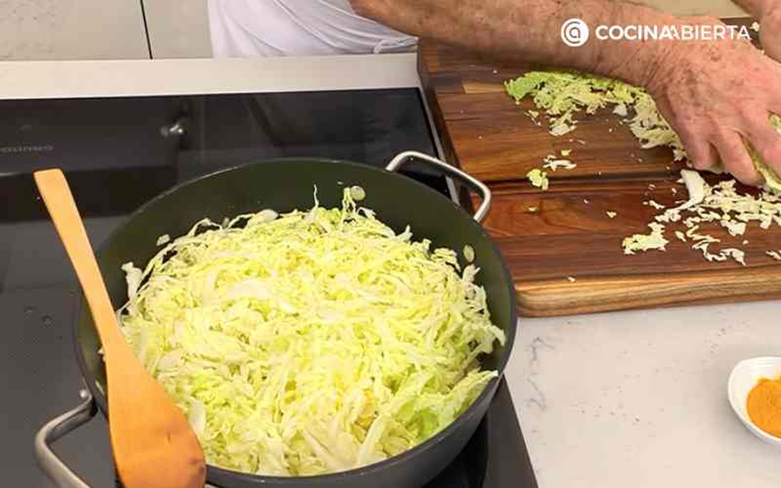 Cocina la col cortada en juliana fina Cocina la col cortada en juliana fina