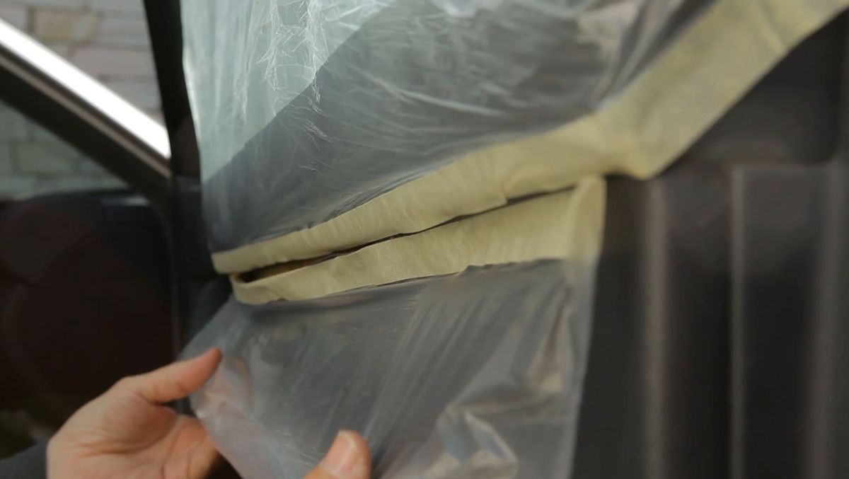 Cómo pegar el tapizado del coche paso 2