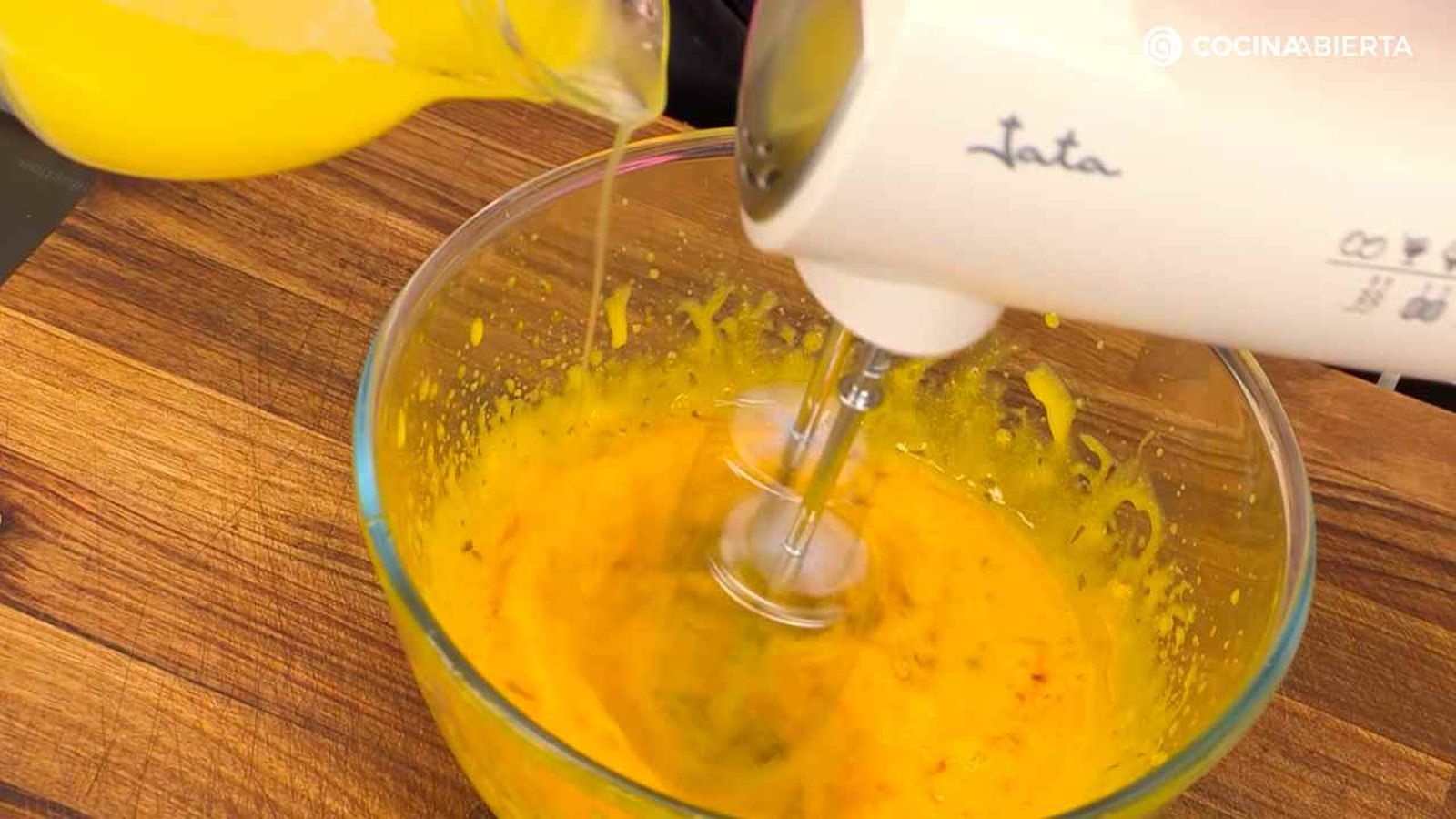 Monta la mantequilla clarificada con una batidora