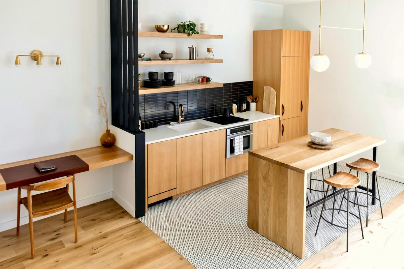Cocina abierta moderna decorada según las tendencias actuales.