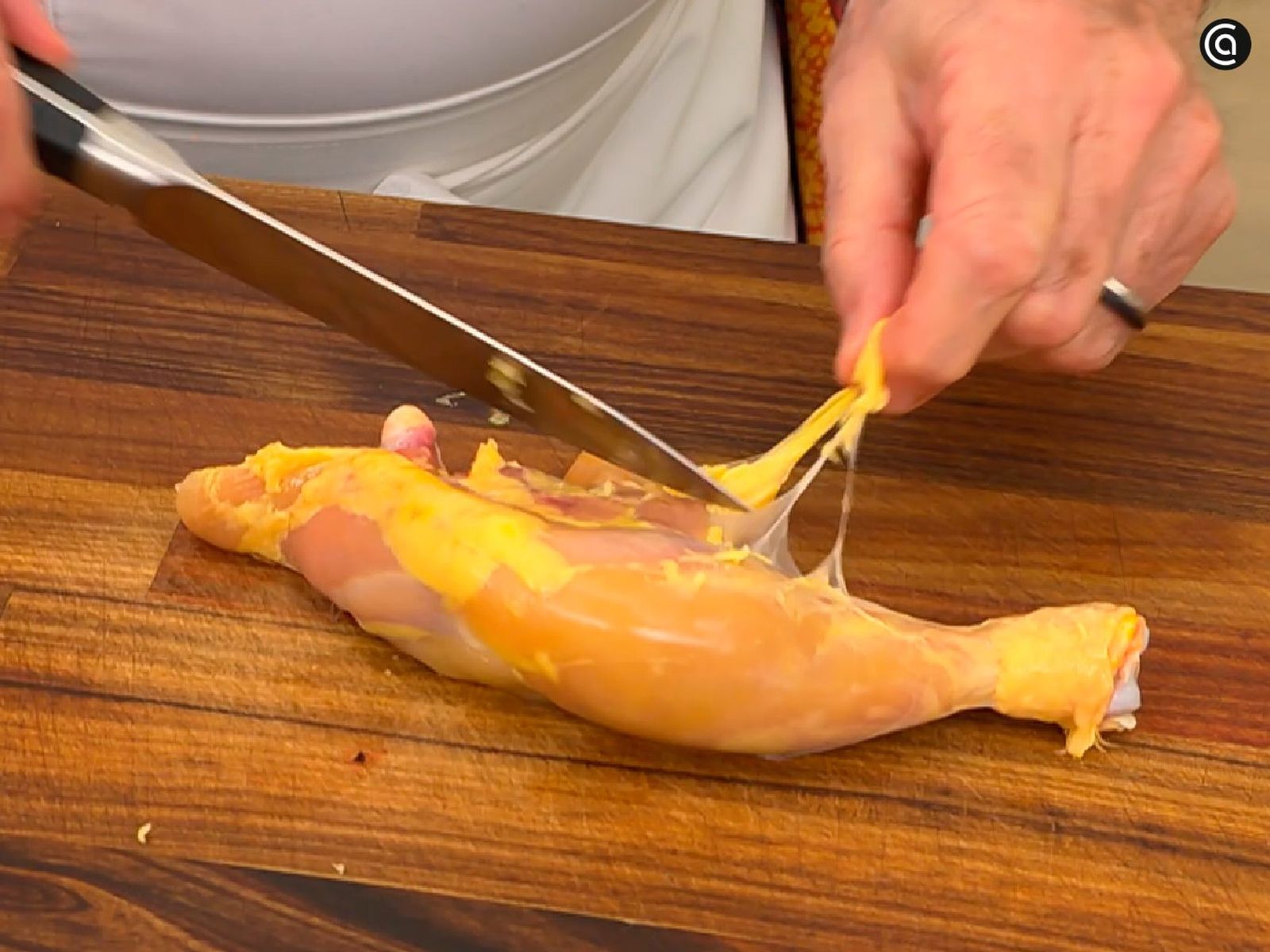 Retira la grasa del muslo de pollo