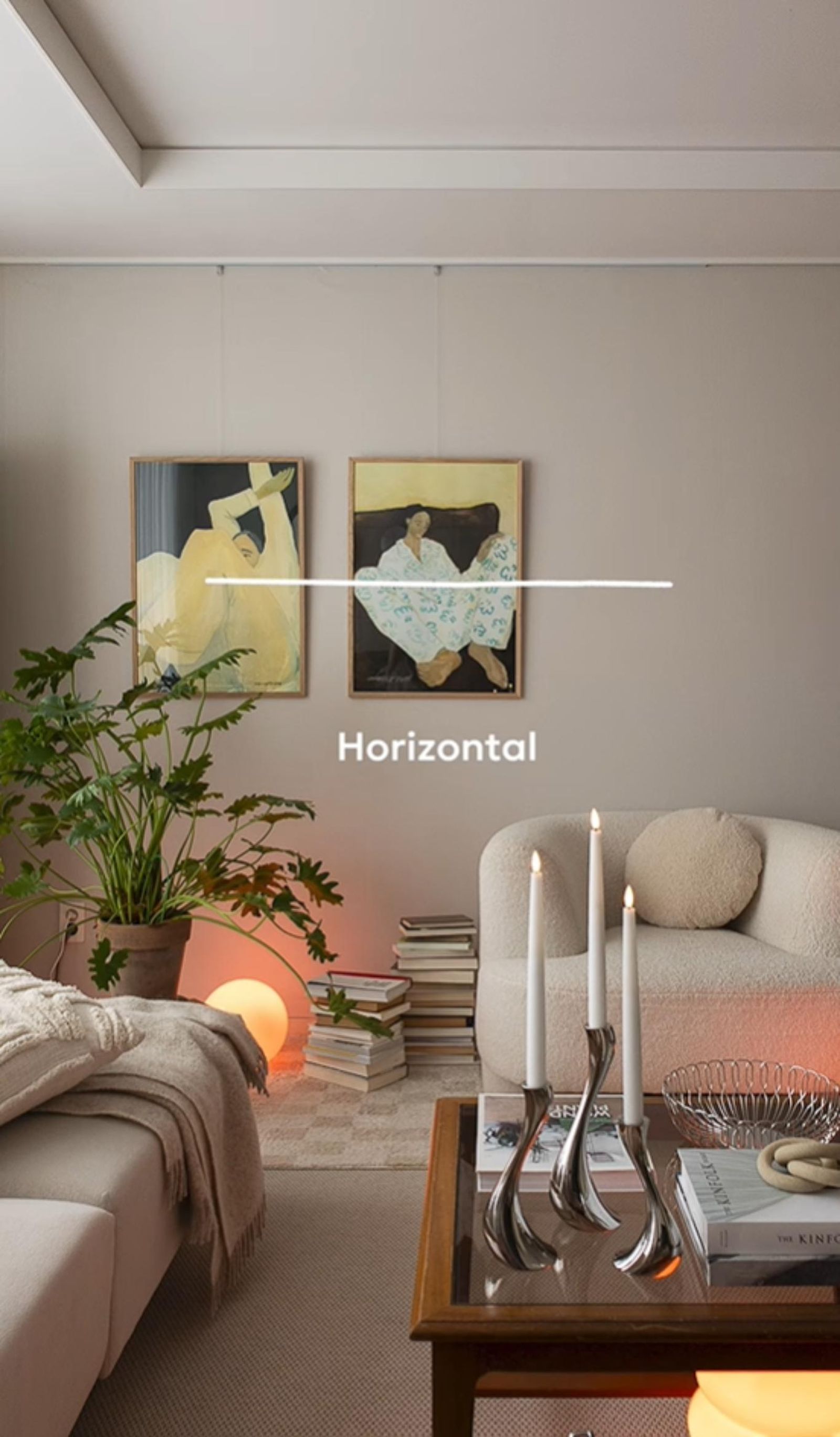 Salón con cuadros con distribución horizontal.