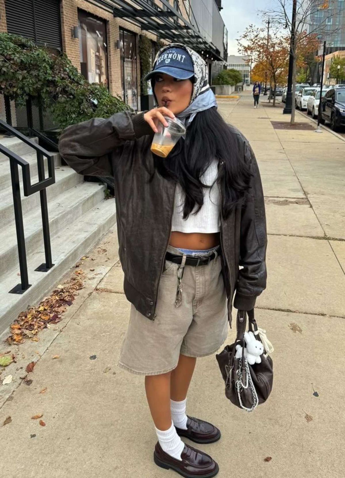 Pañuelo sobre gorra.