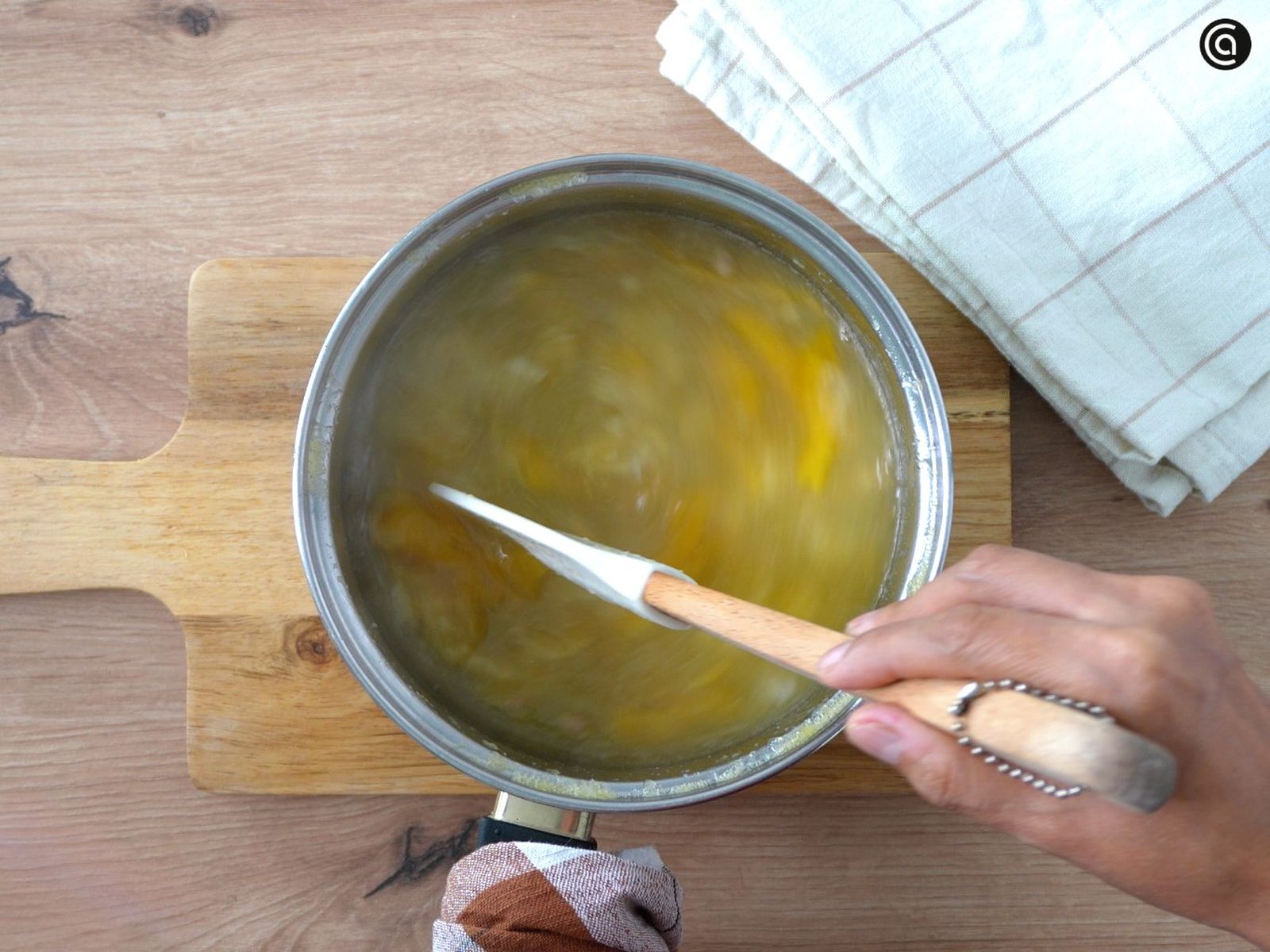 Deja cocinar hasta que la mezcla espese un poco Deja cocinar hasta que la mezcla espese un poco