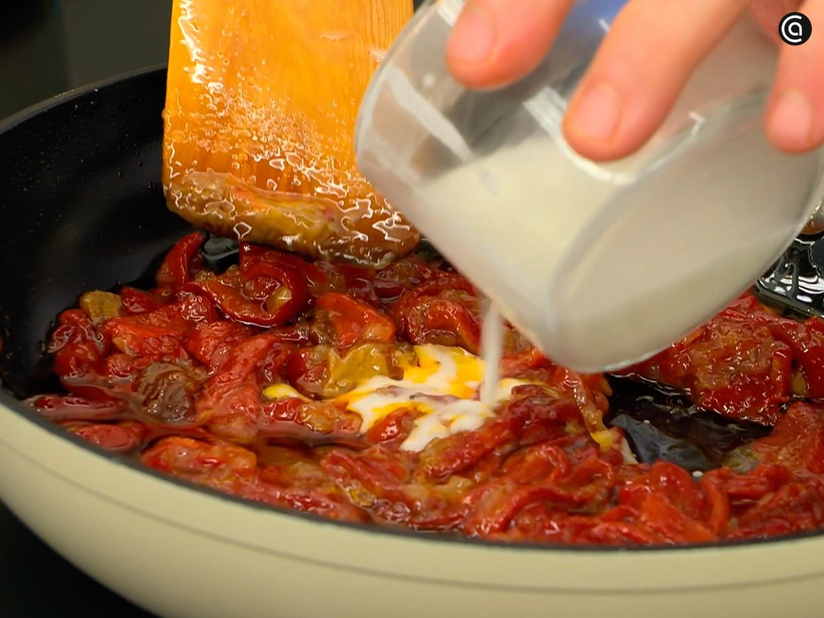 Haz la salsa de piquillos con harina de maíz refinada diluida