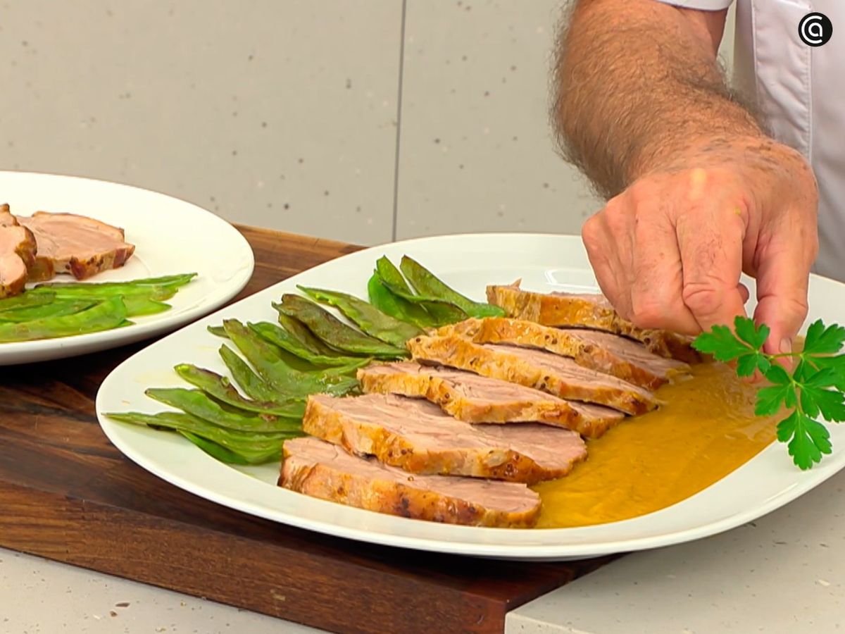 Acompaña la carne con los tirabeques y la salsa de hortalizas