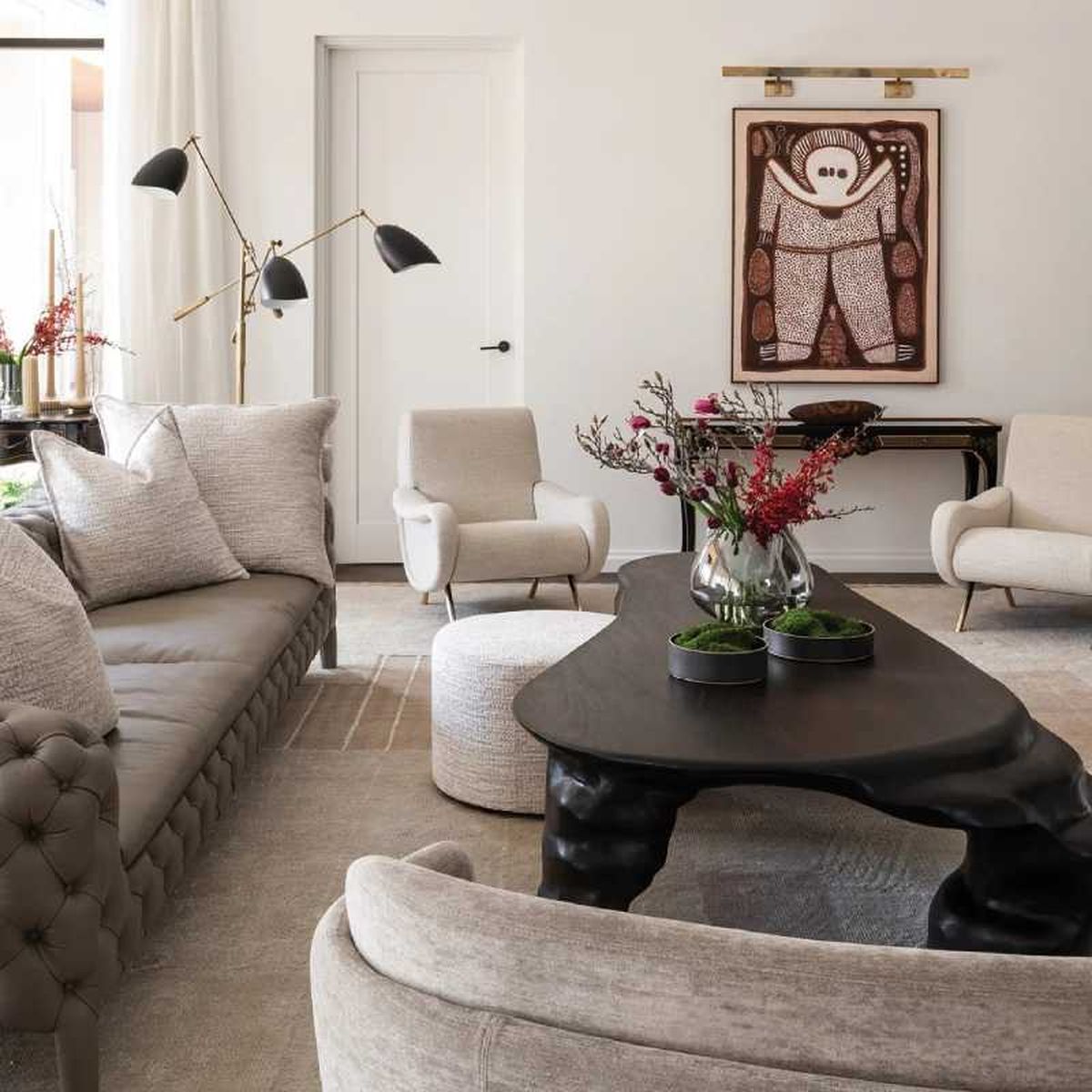 Salón con mesa de diseño de madera.