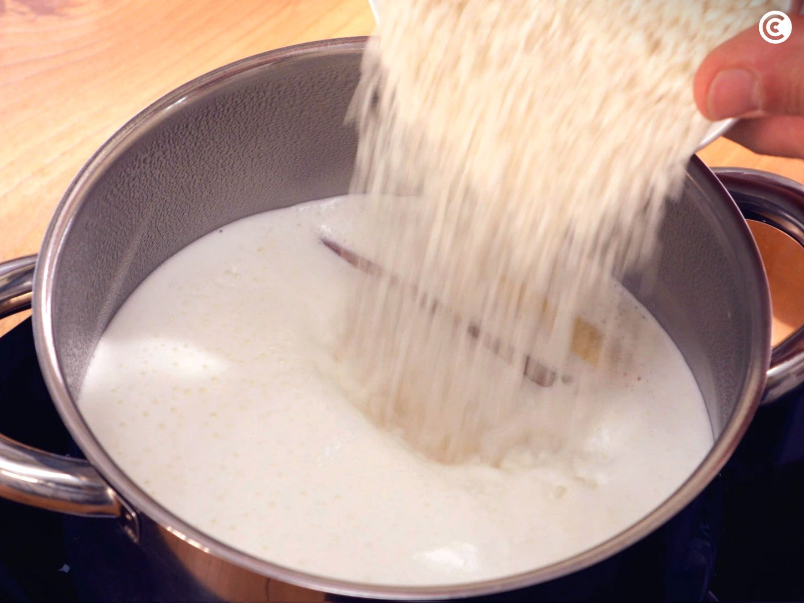 Agregar el arroz a la leche infusionada