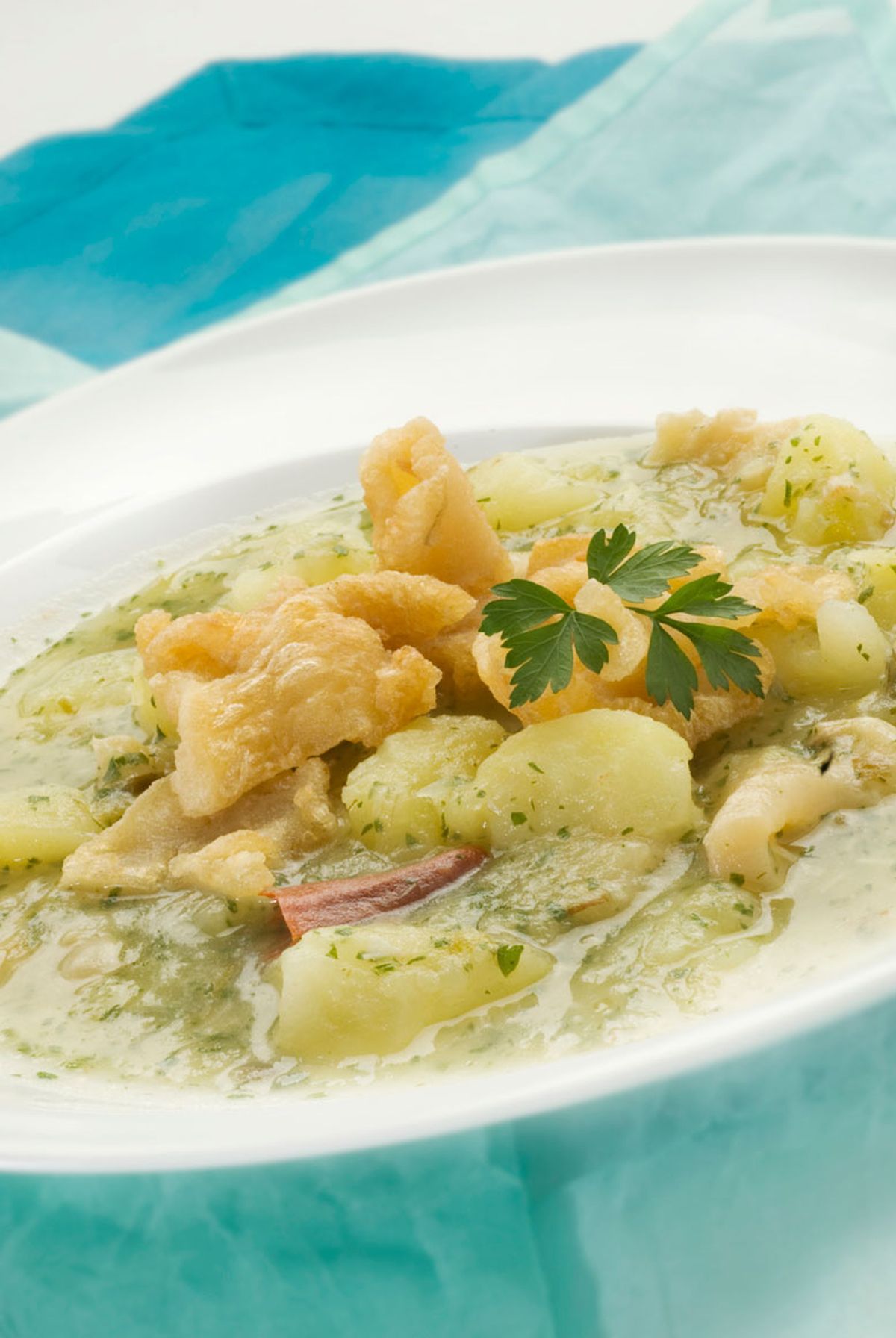 Guiso de patatas en salsa verde con tripas de bacalao